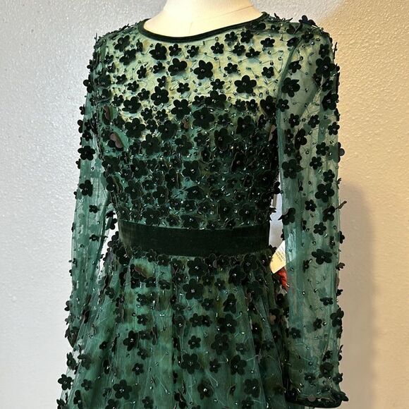 Mac Duggal 67007 women’s embellished illusion 3D floral detailing dress size 4 - Picture 3 of 13